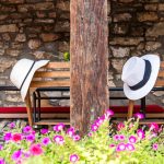 This guesthouse has a covered terrasse and a beautiful garden.